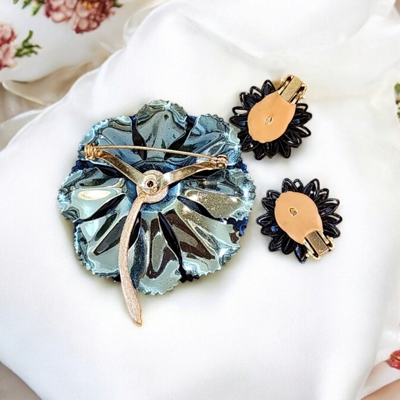 Brooch Enamel Rainbow Metallic Floral & pearl Brooch and Clip Earrings SET 60s - Picture 3 of 3